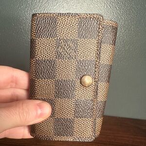 Louis Vuitton - brown monogram damier - gold hardware- key case/holder